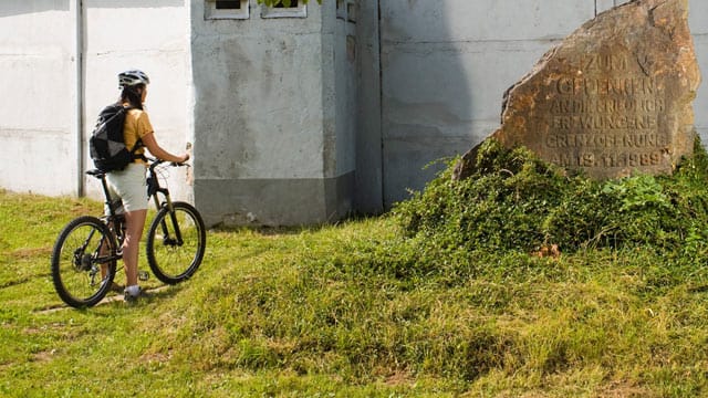 Radeln an der früheren Grenze: Bei Heinersdorf stehen noch Original-Teile der Mauer.