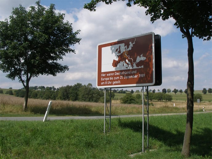 Wo einst die Mauer stand: Große Schilder erinnern entlang des gesamten ehemaligen Grenzverlaufs an die deutsche Teilung.