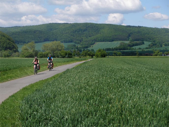 Durch Felder und über Hügel: Radfahrer auf der Etappe bei Bad Sooden-Allendorf.
