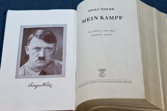 Nationalsozialistische Propagandaschrift "Mein Kampf" von Adolf Hitler