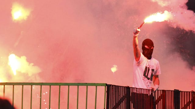 Feuerteufel: Werder Bremen warnt vor einem Testspiel vor den gegnerischen Fans. Feuerteufel: Werder Bremen warnt vor einem Testspiel vor den gegnerischen Fans.