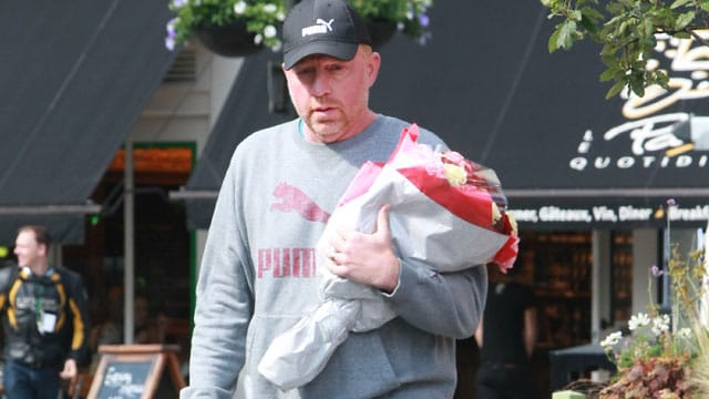 Erkannt? Boris Becker schlappt im Schlabberlook durch London.