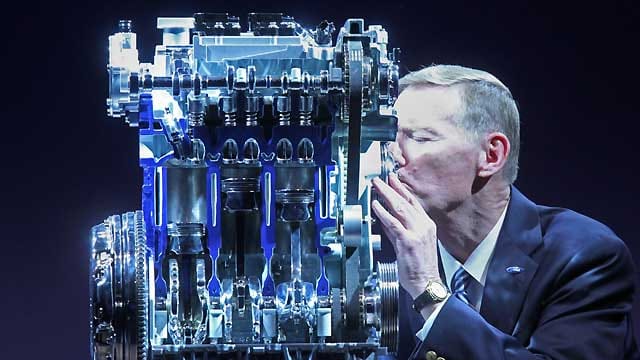 "Motor des Jahres 2014": Der Gewinner bekommt ein Küsschen von Ford-Chef Alan Mulally
