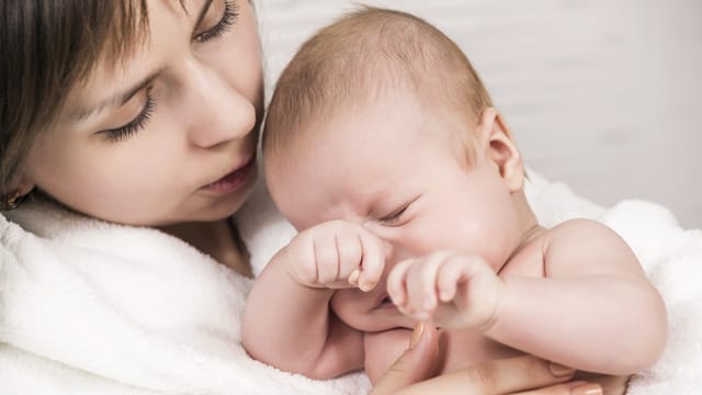 Milchunverträglichkeit kann bei Babys zu Bauchschmerzen, Blähungen oder anderen Symptomen führen.