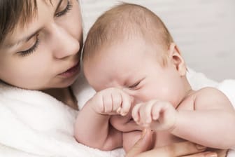 Milchunverträglichkeit kann bei Babys zu Bauchschmerzen, Blähungen oder anderen Symptomen führen.