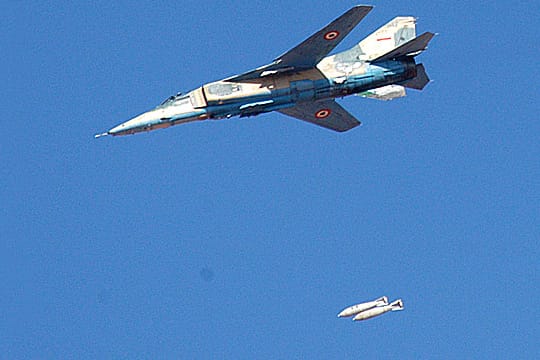 Das Archivbild zeigt einen syrischen Kampfjet bei einem Bombentest - einige von Assads Flugzeugen haben offenbar Angriffe auf Isis-Kämpfer an der Grenze zum Irak geflogen.