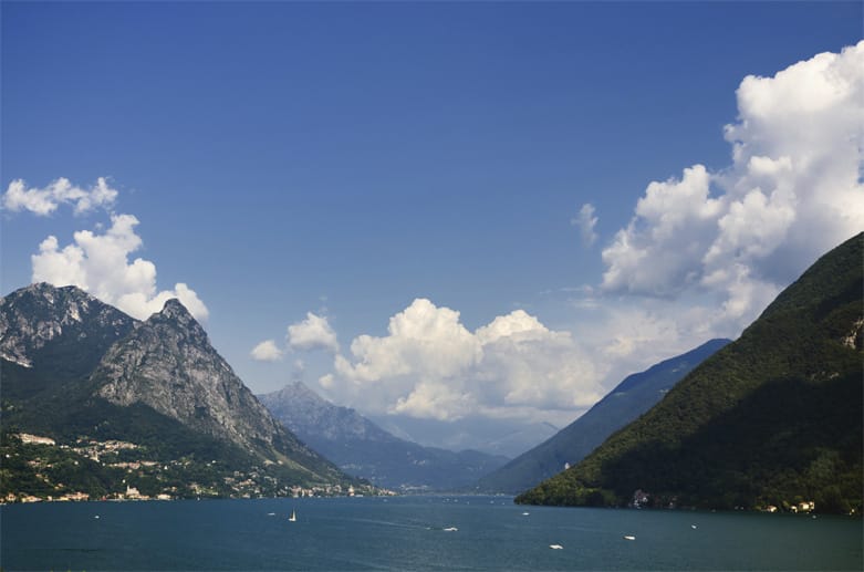 Der fast 49 Quadratkilometer große Luganer See liegt zu einem guten Drittel in Italien, der Rest im schweizerischen Tessin. Und genau das macht seinen Reiz aus. Wegen der Nähe zu Italien herrscht hier ein mildes, südliches Klima, während die Schweiz mit ihrem Alpenpanorama einen einzigartigen Rahmen schafft.