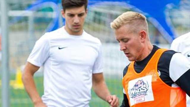 Lewis Holtby beim Red Bull Wings Day - einem Trainingscamp für Jugendliche. Lewis Holtby beim Red Bull Wings Day - einem Trainingscamp für Jugendliche.