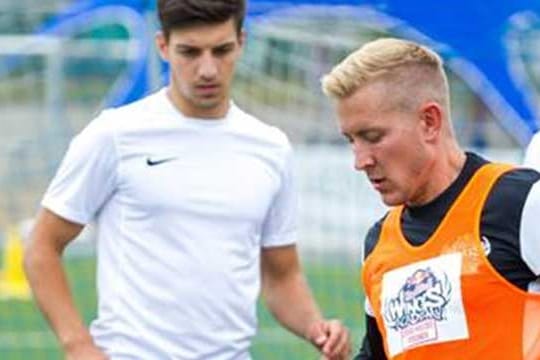Lewis Holtby beim Red Bull Wings Day - einem Trainingscamp für Jugendliche.