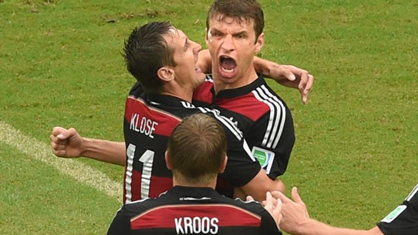 Die DFB-Elf jubelt über den Treffer von Thomas Müller.