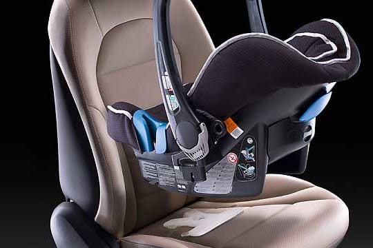 Mercedes C-Klasse: Ohne Kindersitzerkennung und Deaktivierungsmöglichkeit des Beifahrer-Airbags ausgeliefert