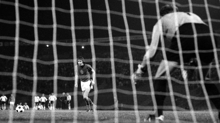 Der Tscheche Anton Ondrus tritt beim EM-Finale 1976 zum Elfmeterschießen an.