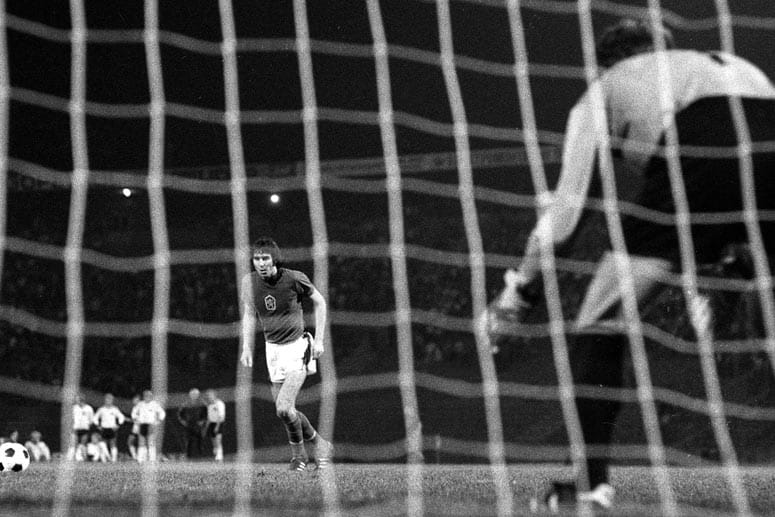Der Tscheche Anton Ondrus tritt beim EM-Finale 1976 zum Elfmeterschießen an.