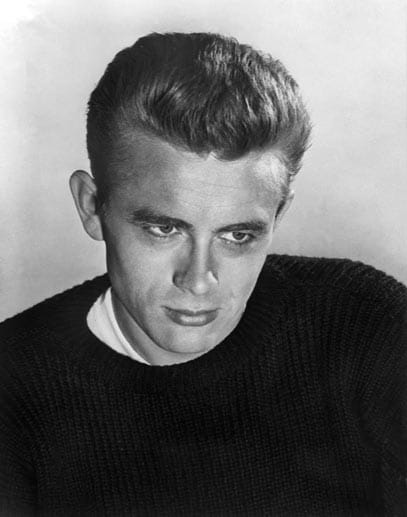 Der sehnsuchtsvolle, melancholische Blick wurde zu seinem Markenzeichen: James Dean wurde als Rebell zur Legende. Er verstarb viel zu früh im Alter von 24 Jahren an den Folgen eines Autounfalls.