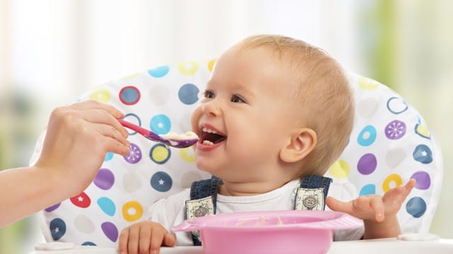 Nach den ersten vier Monaten genügt den meisten Babys die Muttermilch nicht mehr.