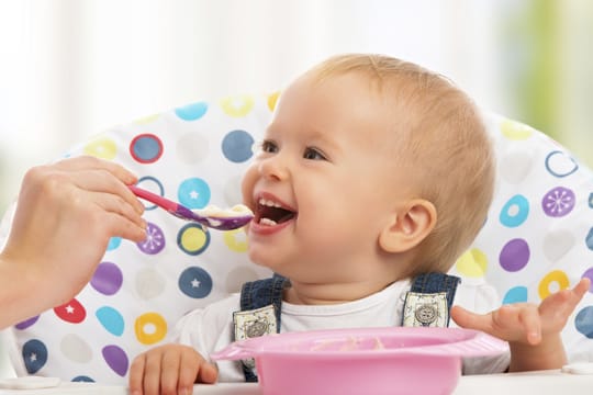 Nach den ersten vier Monaten genügt den meisten Babys die Muttermilch nicht mehr.