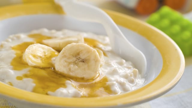 Nach Beikost aus Gemüse kann Babybrei mit Getreide und Fruchtsaft oder Obstpüree folgen