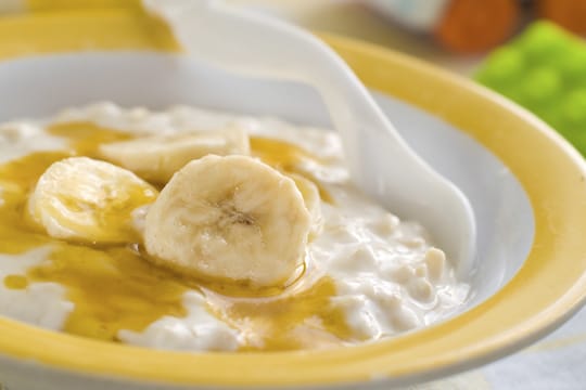 Nach Beikost aus Gemüse kann Babybrei mit Getreide und Fruchtsaft oder Obstpüree folgen