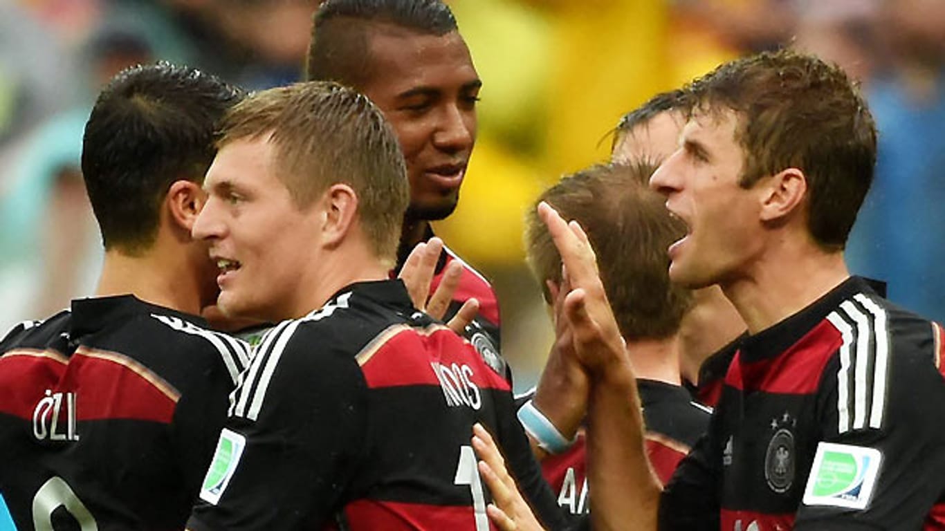Auch gegen Algerien wollen die DFB-Kicker jubeln: Noch nie ist eine deutschen Mannschaft in einem WM-Achtelfinale ausgeschieden.