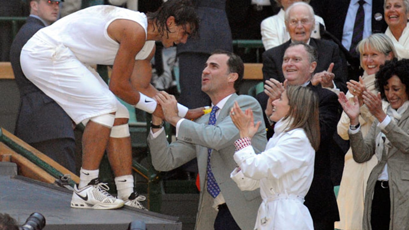 Vom Dach der Kommentatorenbox schüttelte Rafael Nadal nach seinem Triumph 2008 dem damaligen Kronprinzen Felipe die Hand.