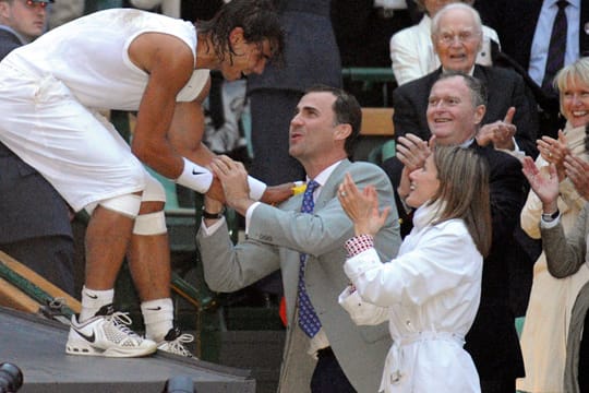 Vom Dach der Kommentatorenbox schüttelte Rafael Nadal nach seinem Triumph 2008 dem damaligen Kronprinzen Felipe die Hand.