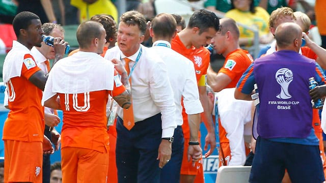 Bondscoach Louis van Gaal (3. v. li.) nutzt "Cooling Brake", um taktische Anweisungen zu geben. Bondscoach Louis van Gaal (3. v. li.) nutzt "Cooling Brake", um taktische Anweisungen zu geben.