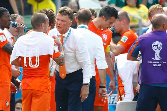 Bondscoach Louis van Gaal (3. v. li.) nutzt "Cooling Brake", um taktische Anweisungen zu geben.