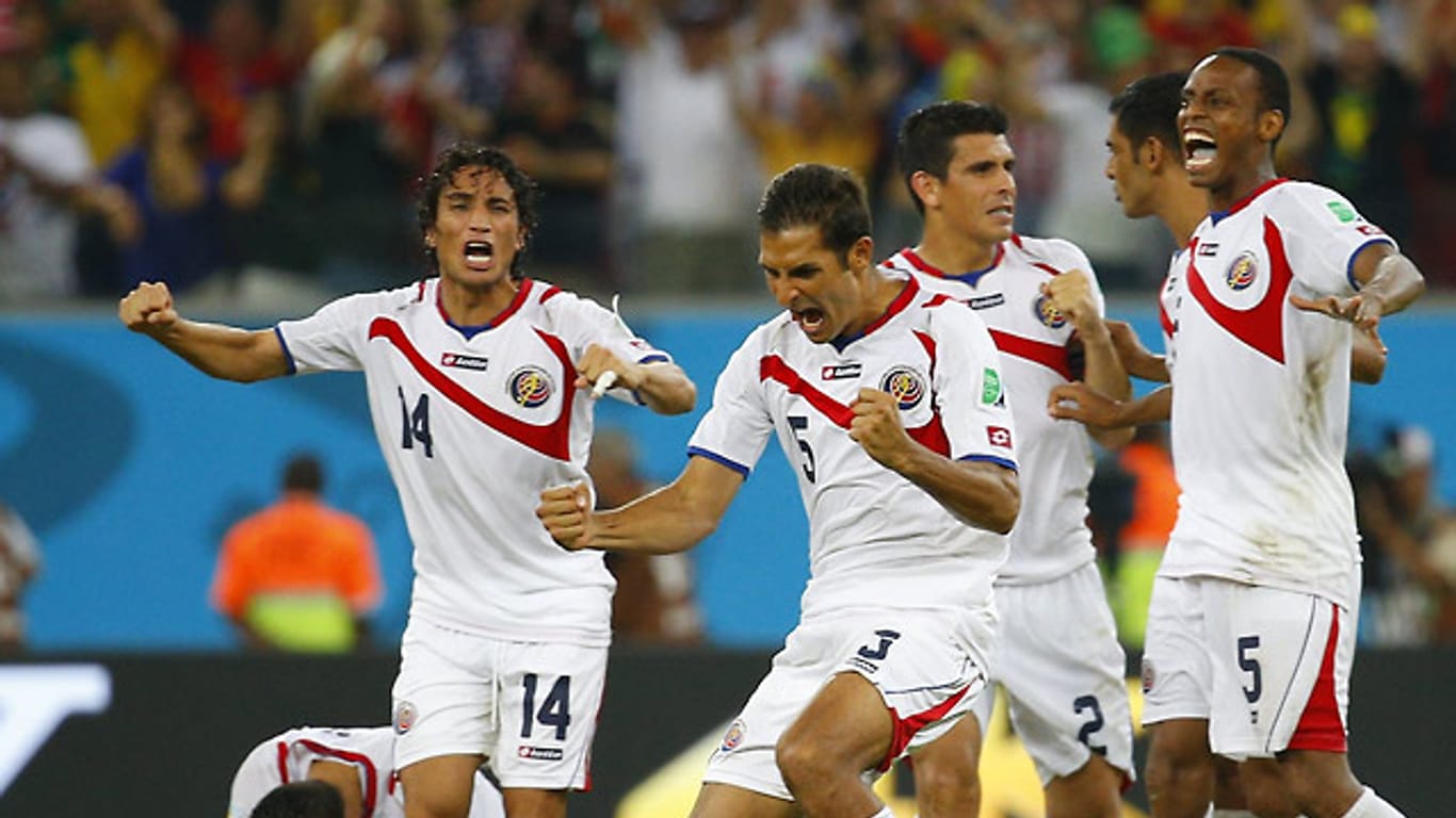 Costa Ricas Spieler bejubeln den Einzug ins Viertelfinale.