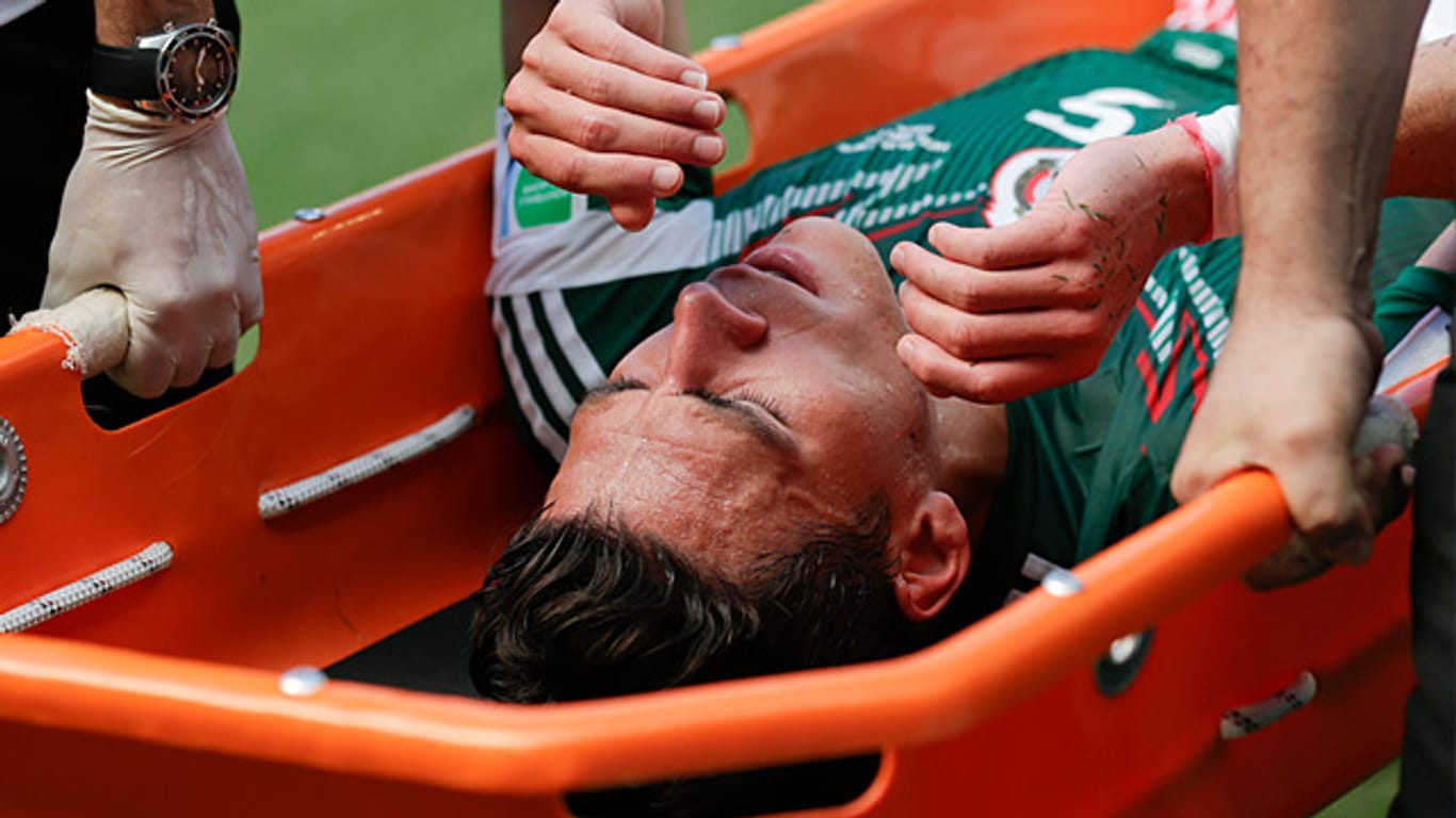 Schmerzhaftes WM-Ende: Hector Moreno wird vom Platz getragen.