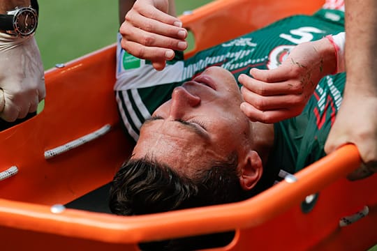 Schmerzhaftes WM-Ende: Hector Moreno wird vom Platz getragen.