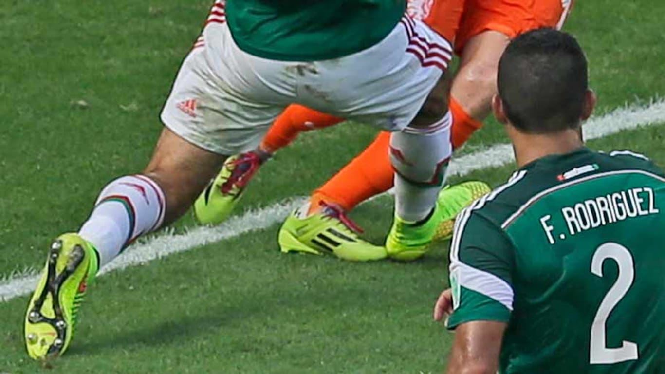 Die entscheidende Szene: Mexikos Marquez berührt Robben am Fuß und der Stürmer hebt ab.