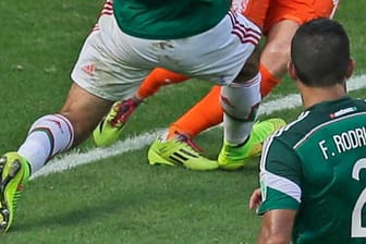 Die entscheidende Szene: Mexikos Marquez berührt Robben am Fuß und der Stürmer hebt ab.