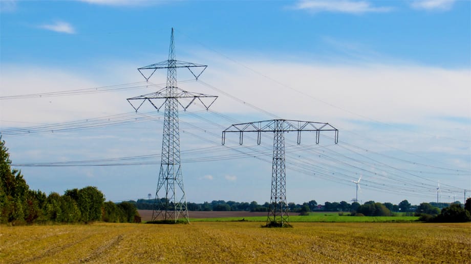 Strommasten mit Überlandleitungen