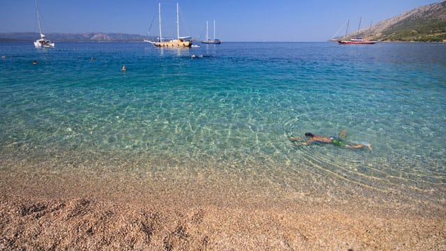 Der Strand von Zlatni Rat, dem Goldenen Horn, auf der Insel Brac gehört zu den bekanntesten Stränden Europas.