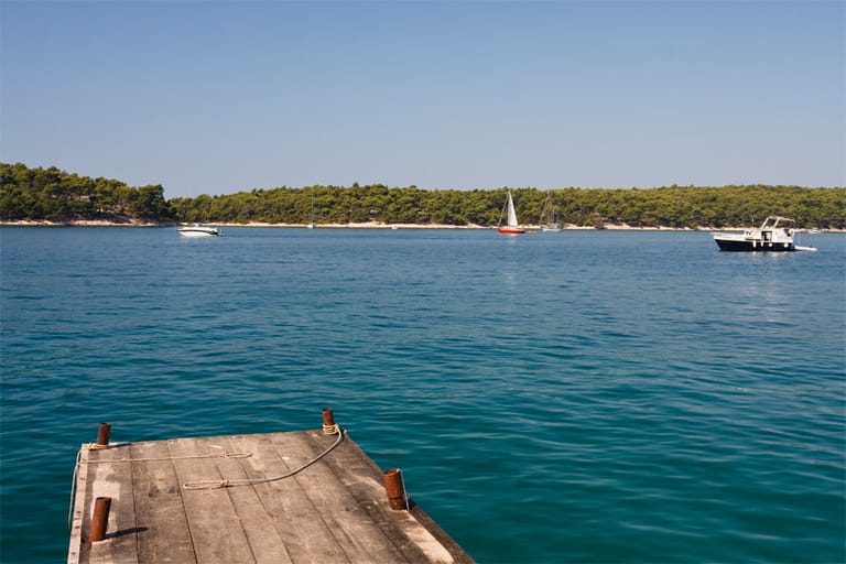 Mehr als 1200 Inseln und weniger als 50 davon bewohnt: Kein Land in Europa zählt so viele unterschiedliche Inseln und Eilande wie Kroatien. Die Insel Rab ist besonders dicht bewaldet.