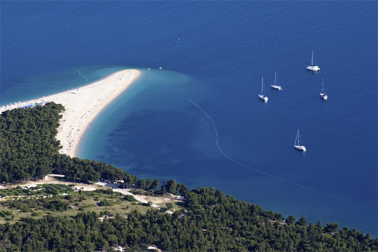 Die drittgrößte kroatische Insel hat mit Zlatni Rat, dem Goldenen Horn, einen der Top Sehenswürdigkeiten. Doch wer sich auf Brac abseits der berühmten Landmarke, die wie ein Speer in das Adriatische Meer ragt, aufhält, der findet vor allem eins: verträumte Fischerdörfer und einsame Buchten.