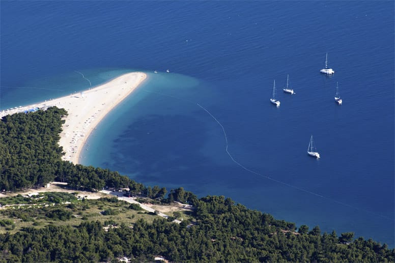 Die drittgrößte kroatische Insel hat mit Zlatni Rat, dem Goldenen Horn, einen der Top Sehenswürdigkeiten. Doch wer sich auf Brac abseits der berühmten Landmarke, die wie ein Speer in das Adriatische Meer ragt, aufhält, der findet vor allem eins: verträumte Fischerdörfer und einsame Buchten.