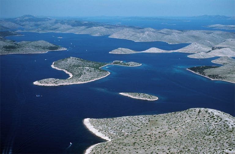 Nicht eine, sondern gleich 89 Inseln: Das ist der Nationalpark Kornaten an der dalmatischen Küste zwischen den Städten Zadar und Šibenik. Zählt man die Inseln außerhalb des 1980 zum Nationalpark erklärten Gebiets dazu, kommt man je nach Zählweise sogar auf 125 bis 150 Eilande und Riffe.