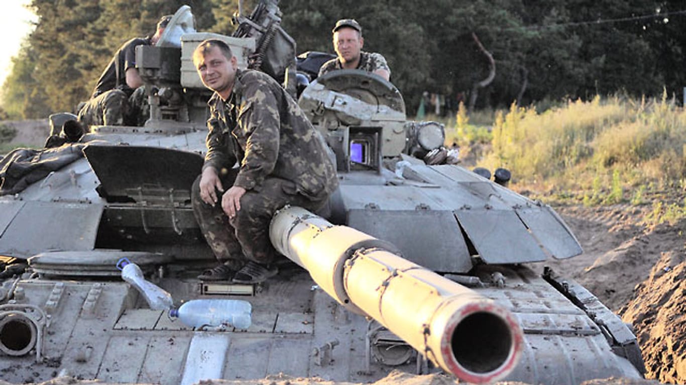 Noch haben sie Pause: ukrainischen Soldaten auf einem Panzer in der Nähe von Luhansk