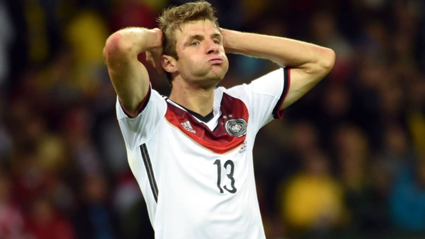 Deutschlands Nationalstürmer Thomas Müller atmet nach dem knappen Sieg gegen Algerien erst einmal durch.