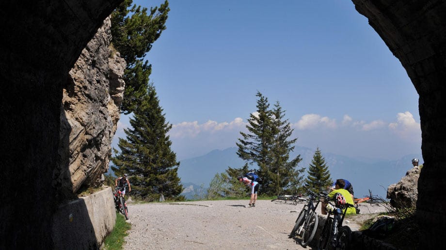 Mountainbiketour am Tremalzo: Hier ist der Tunnel am höchsten Punkt (1836 m) zu sehen.