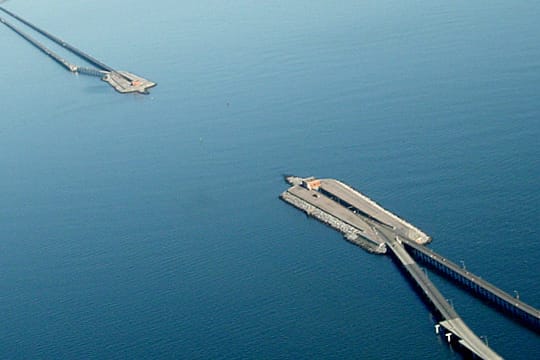 An dieser Stelle verschwindet die Brücke plötzlich im Meer.