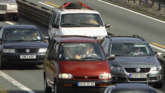 Linke Spur in der Autobahn-Baustelle - hier dürfen oft nur Autos unter zwei Metern Breite fahren