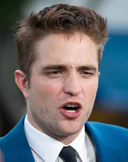 Der sonst so smarte Robert Pattinson macht auf diesem Bild den Eindruck, als wolle er gegen etwas lautstark protestieren.