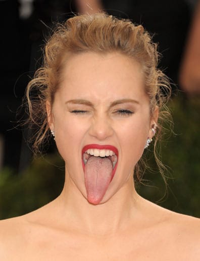 Model Suki Waterhouse könnte mit ihrer langen Zunge glatt Miley Cyrus Konkurrenz machen.