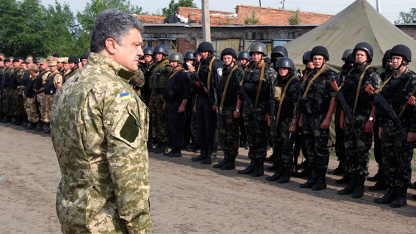 Der ukrainische Präsident Petro Poroschenko hat nach dem Ende der Waffenruhe eine neue Offensive gegen die Separatisten angeordnet