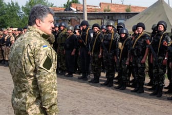 Der ukrainische Präsident Petro Poroschenko hat nach dem Ende der Waffenruhe eine neue Offensive gegen die Separatisten angeordnet