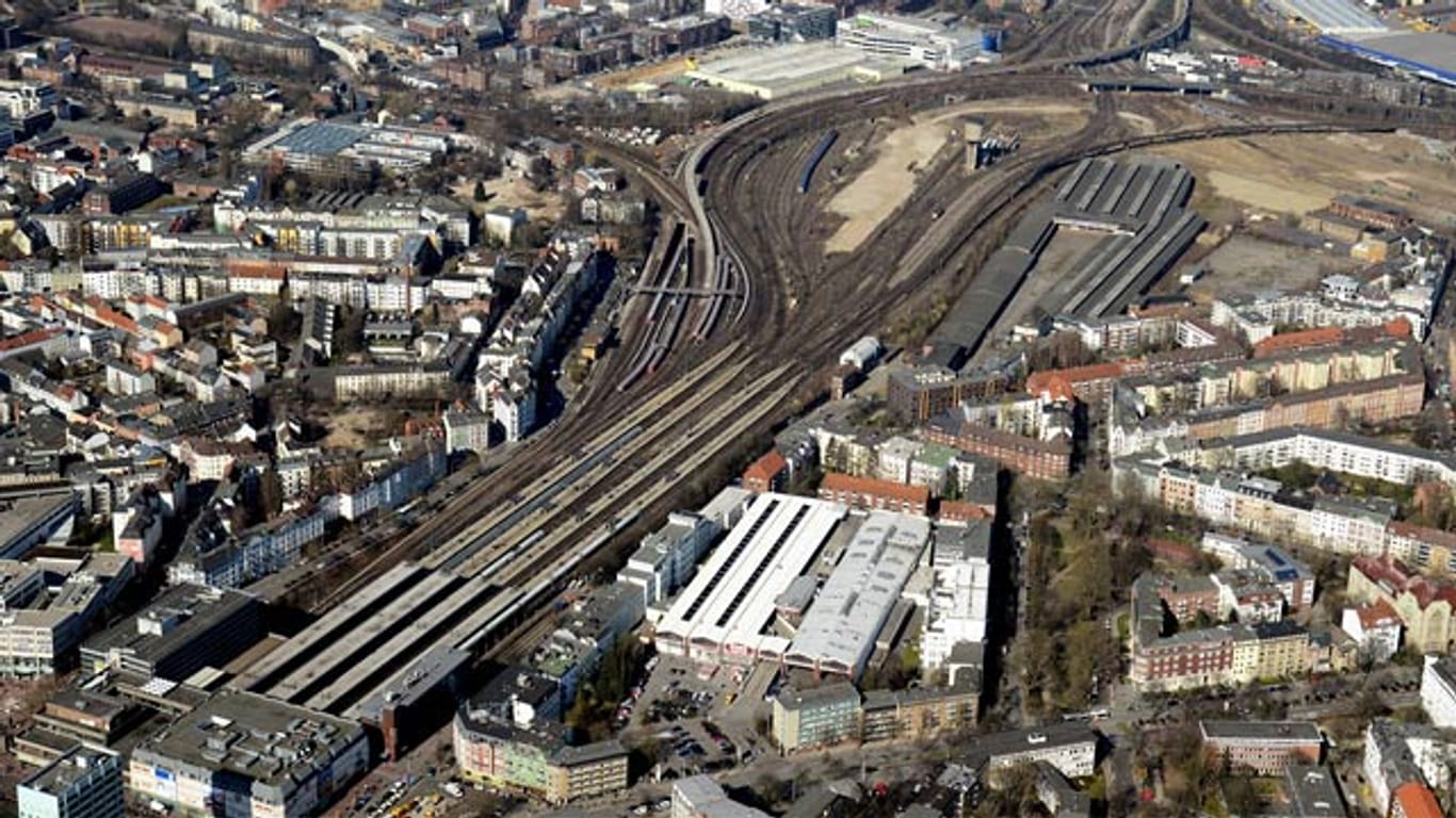 Bahnhof Hamburg-Altona von oben: Das Schienen-Gebiet von links unten bis nach rechts oben wird zu Wohnraum