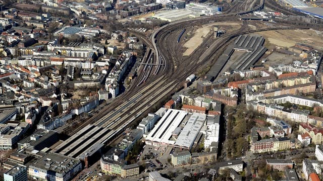 Bahnhof Hamburg-Altona von oben: Das Schienen-Gebiet von links unten bis nach rechts oben wird zu Wohnraum