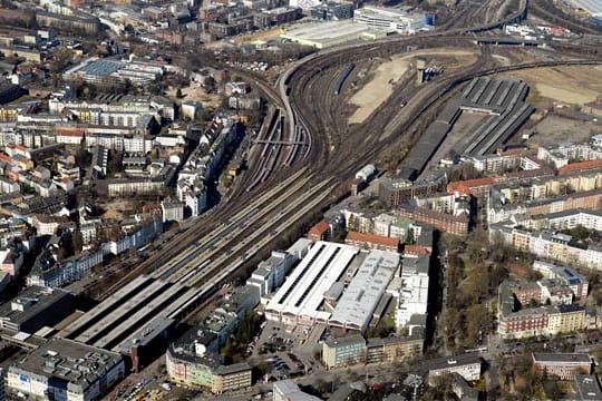 Bahnhof Hamburg-Altona von oben: Das Schienen-Gebiet von links unten bis nach rechts oben wird zu Wohnraum